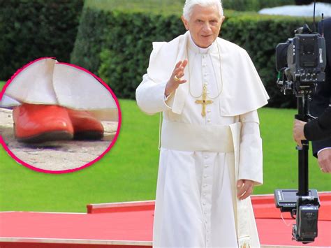 papst rote schuhe prada|Warum der Papst rote Schuhe trägt .